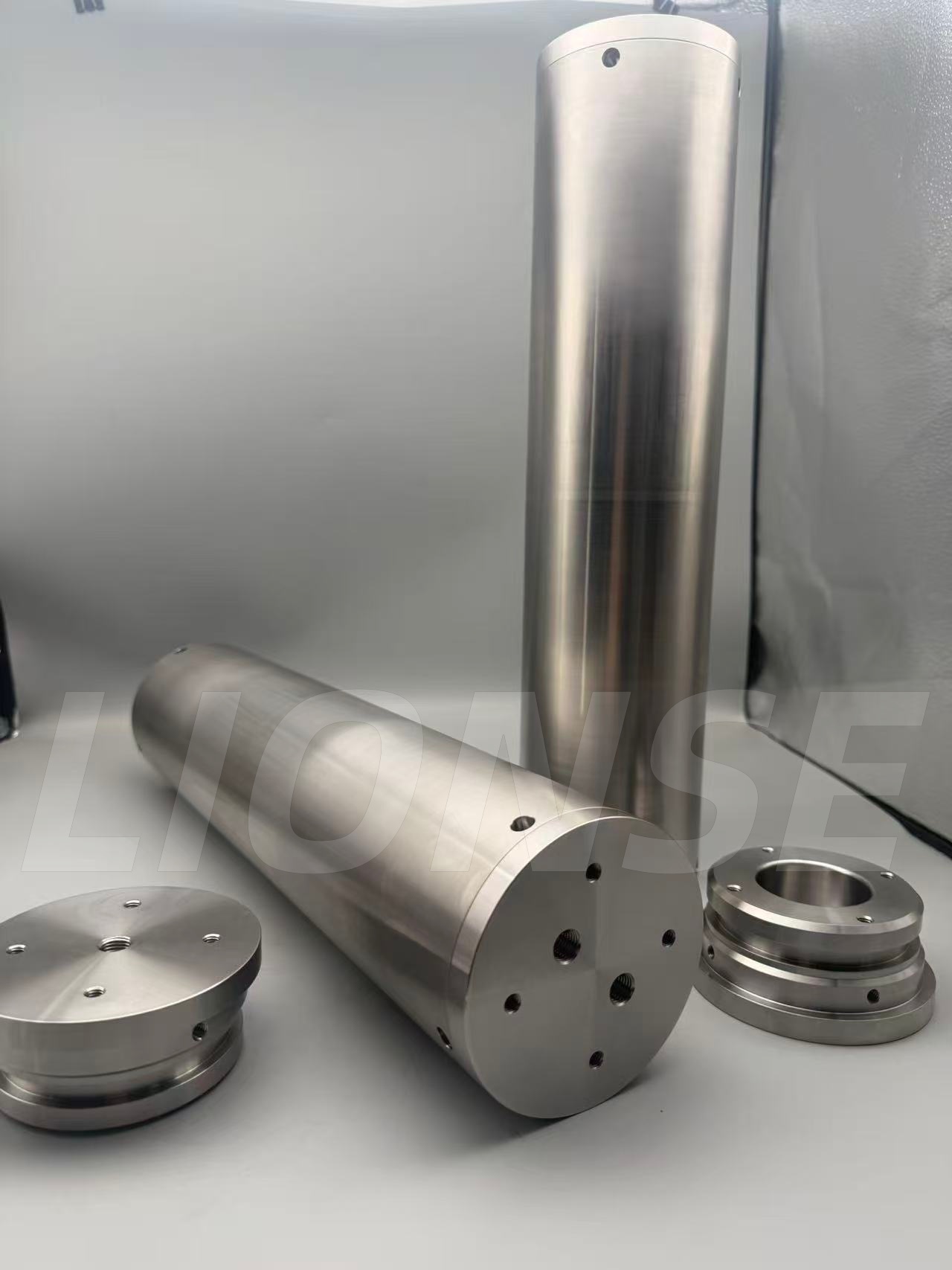 Miks valivad mõned inimesed süvamereuuringutes kasutatava suletud kajuti väliskestaks pigem roostevaba terase kui titaanisulami?